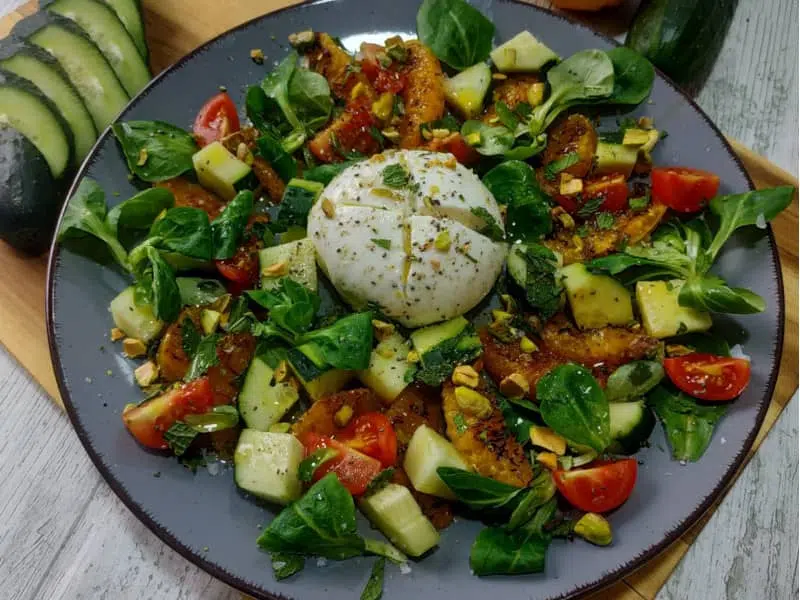 ensalada con sanguina y pistachos