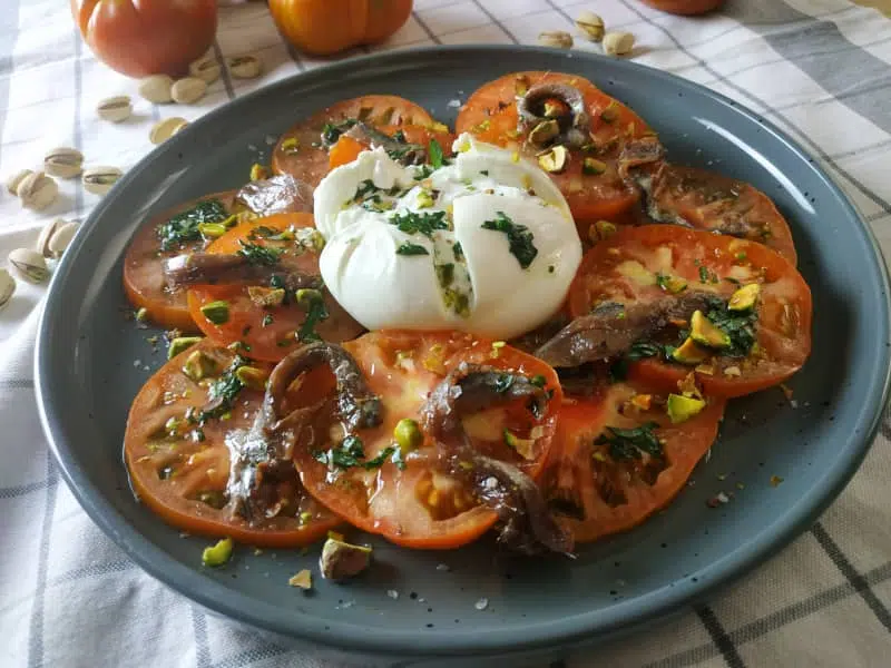 Tomate con Burrata, Anchoas y Pistachos